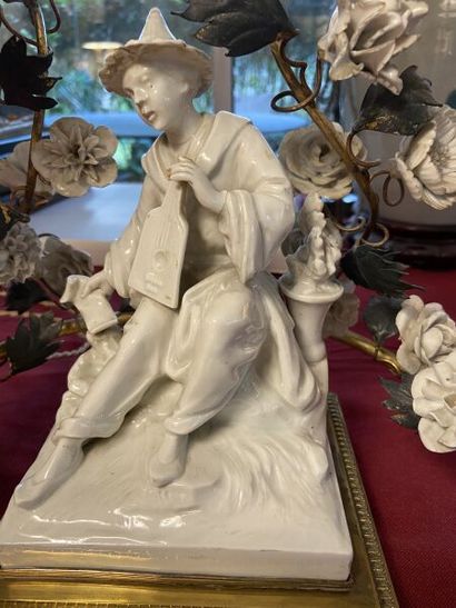 PARIS
Statuette representing a Chinese musician...