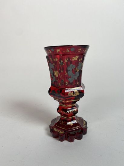 BOHÊME
Hexagonal bowl on a serrated pedestal...