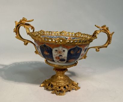 Porcelain cup decorated in the Imari palette,...