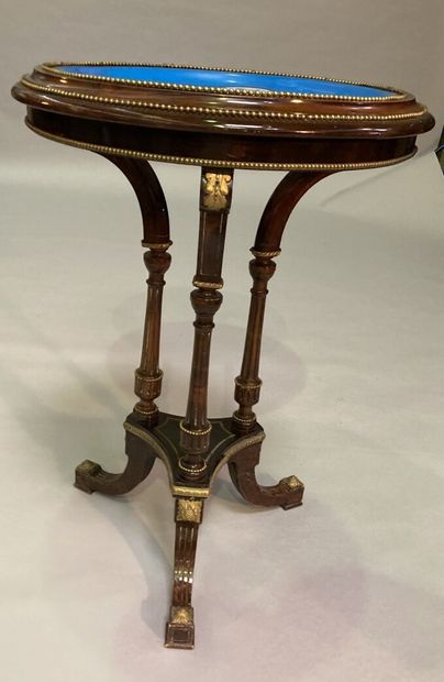 Circular table in mahogany, the top of porcelain...