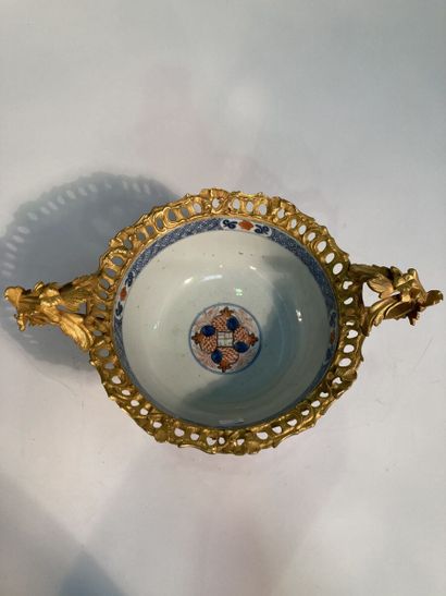Porcelain cup decorated in the Imari palette,...