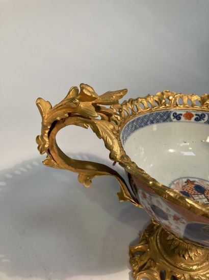 Porcelain cup decorated in the Imari palette,...