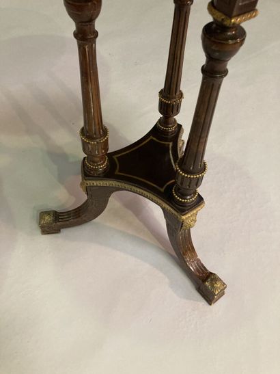 Circular table in mahogany, the top of porcelain...