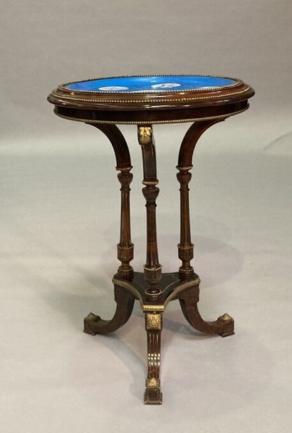 Circular table in mahogany, the top of porcelain...