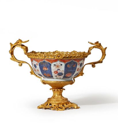 Porcelain cup decorated in the Imari palette,...