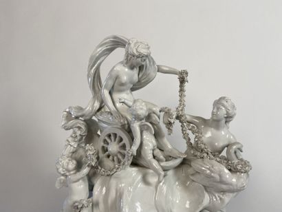 PARIS
Important group in white enamelled...