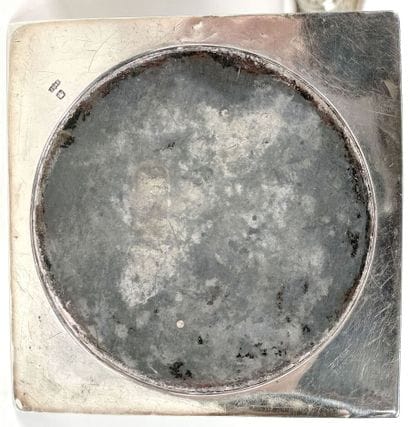 Paire de flambeaux en argent reposant sur...