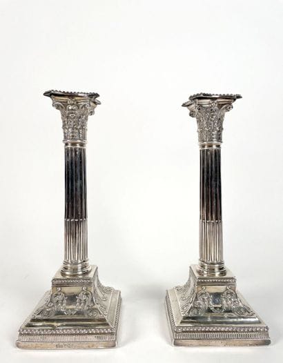 Paire de flambeaux en argent reposant sur...