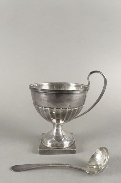 Sucrier en argent 925 millièmes posant sur...