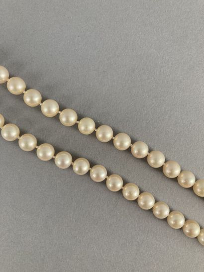 Collier de quarante-quatre perles de culture...