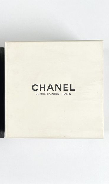 CHANEL
Broche croix ajourée
Poids brut :...