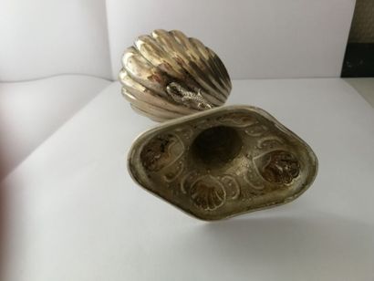 Petite coupe sur piédouche à décor de coquille...