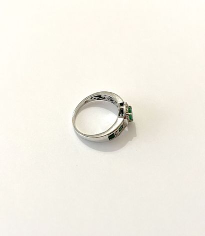 MATY
Bague en or gris 750 millièmes, le centre...