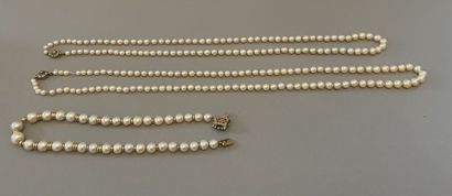 Lot de trois colliers de perles de culture...