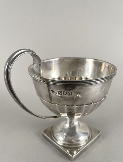 Sucrier en argent 925 millièmes posant sur...