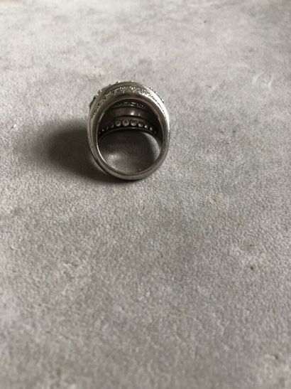 Bague en platine 850 millièmes, le centre...