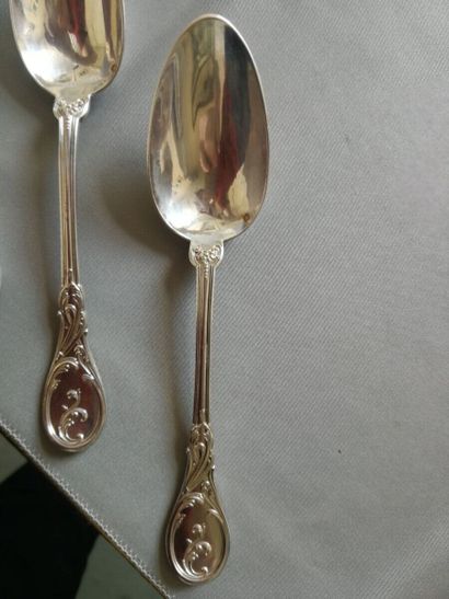 Cinq couverts et deux fourchettes à entremets...