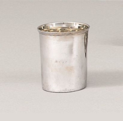 Trois gobelets de forme tronconique en argent...