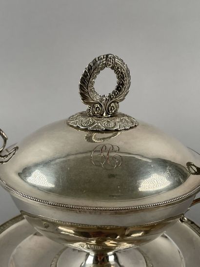 Drageoir couvert sur piédouche en argent...