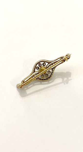 Broche en or jaune 750 millièmes et platine...