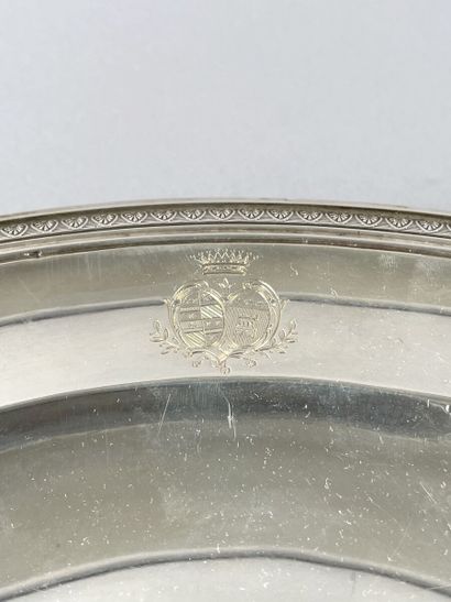 Plat rond en argent uni 950 millièmes, l'aile...