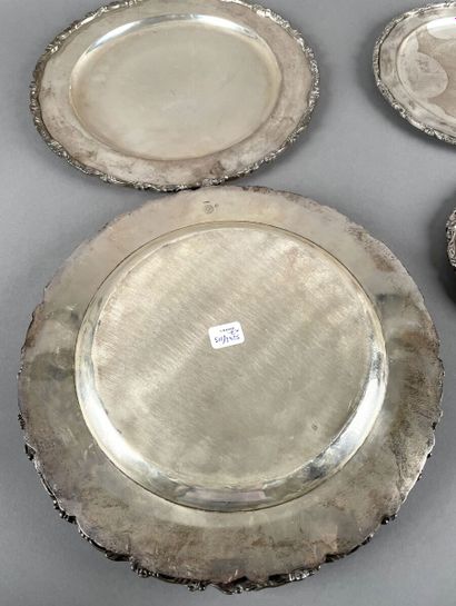 Cinq assiettes de présentation et deux petites...