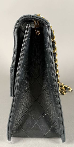 CHANEL, circa 1889-1990
Sac à main en cuir...