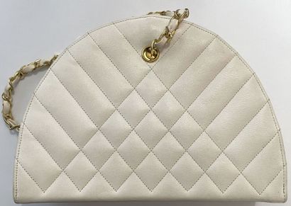 CHANEL 
Sac demi-lune en cuir blanc matelassé,...