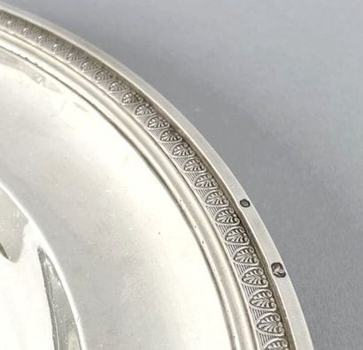 Plat rond en argent uni 950 millièmes, l'aile...