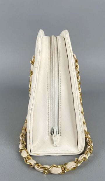 CHANEL 
Sac demi-lune en cuir blanc matelassé,...
