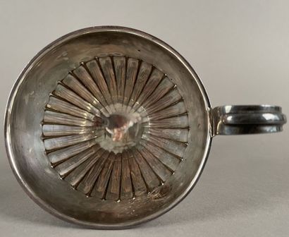 Sucrier en argent 925 millièmes posant sur...