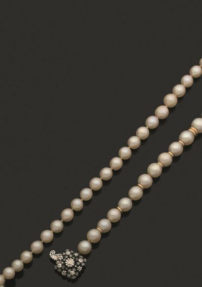 Lot de trois colliers de perles de culture...