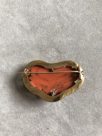 Ensemble orné de corail gravé ou uni, les...