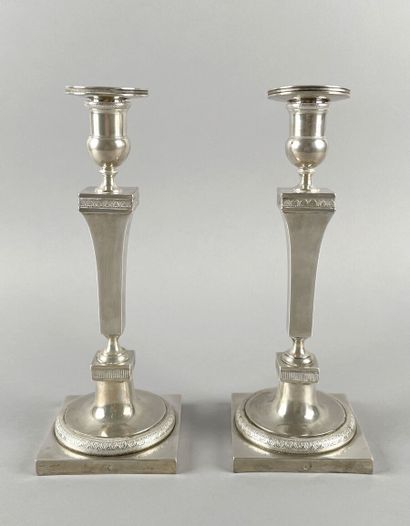 Paire de flambeaux et leurs bobèches en argent...
