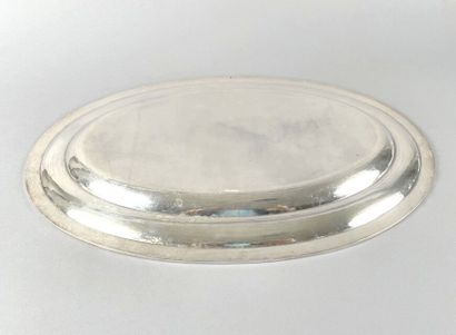 Plat ovale en argent uni 950 millièmes, l'aile...