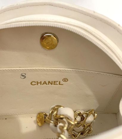 CHANEL 
Sac demi-lune en cuir blanc matelassé,...