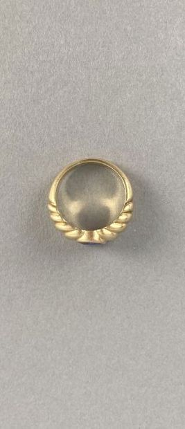 Bague en or jaune 750 millièmes, le centre...