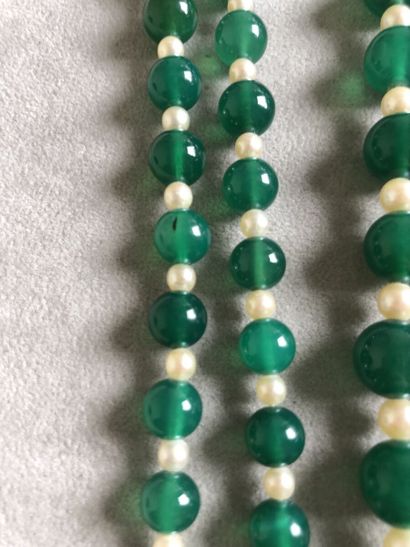 Collier de boules de chrysoprases alternées...