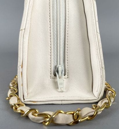 CHANEL 
Sac demi-lune en cuir blanc matelassé,...