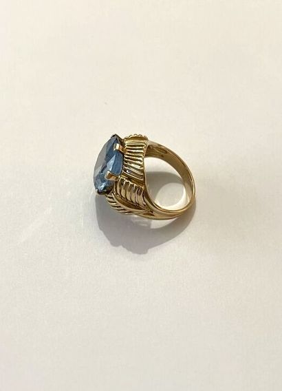 Bague en or jaune 750 millièmes, le centre...