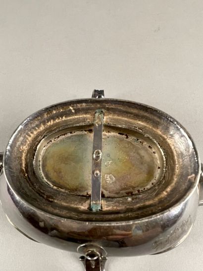 Saucière ovale en argent uni à anses et doubles...