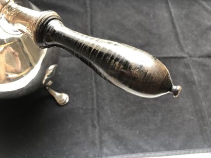 Verseuse tripode de forme balustre en argent...
