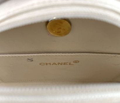 CHANEL 
Sac demi-lune en cuir blanc matelassé,...
