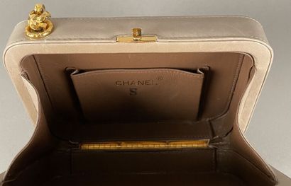 CHANEL
Sac mallette en cuir matelassé taupe,...