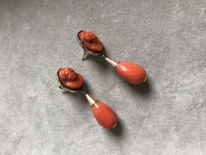 Ensemble orné de corail gravé ou uni, les...