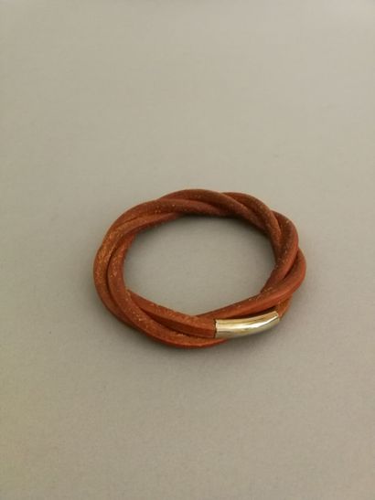 HERMÈS
Bracelet souple en cuir tressé, un...