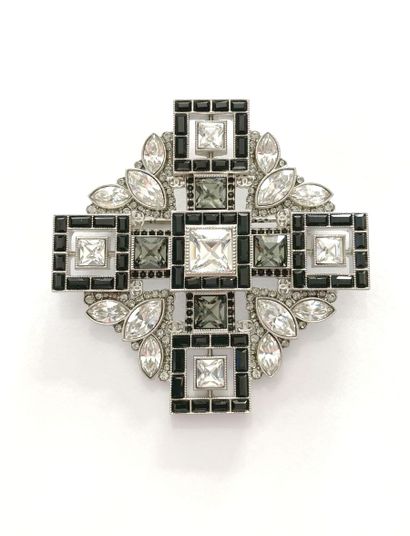 CHANEL
Broche croix ajourée
Poids brut :...