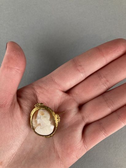 Broche en or jaune 750 millièmes ornée, au...