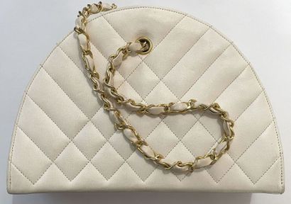 CHANEL 
Sac demi-lune en cuir blanc matelassé,...