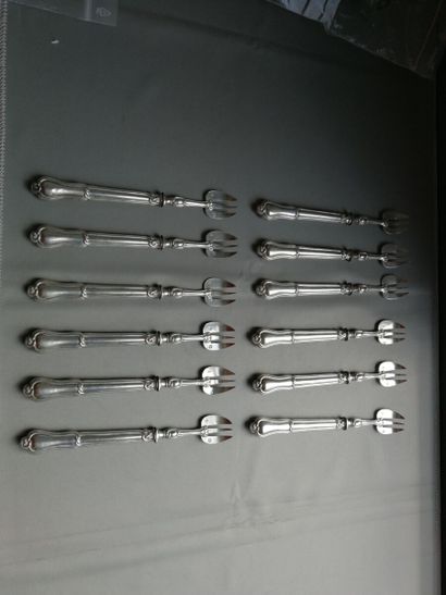 Douze fourchettes à huîtres en argent 800...